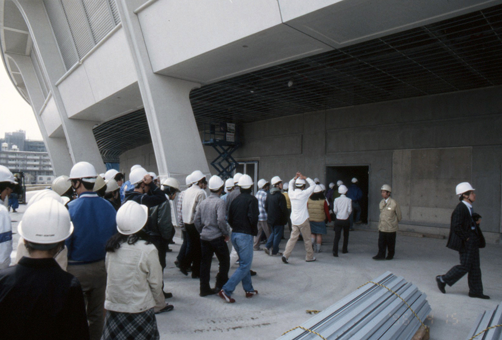 図3　建設中のナゴヤドームの見学会（平成8年（1996）4月15日）