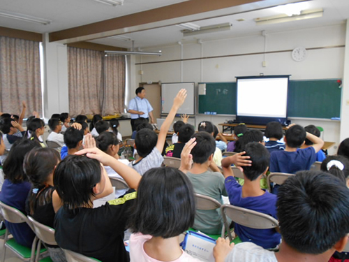 教育委員会と連携した出前講座の様子（医学）