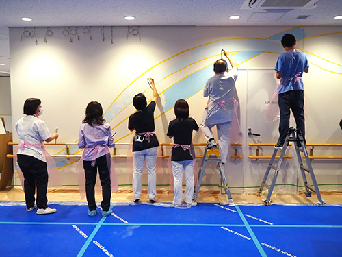 病院局と連携した東部医療センターでのヘルスケアアート制作の様子（芸工）