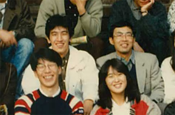 ゼミ旅行での集合写真　後藤さん（上段左）、塩見先生（上段右）