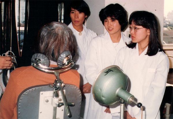 医学部在籍時、大学祭の模擬病院に参加する小川さん（右）