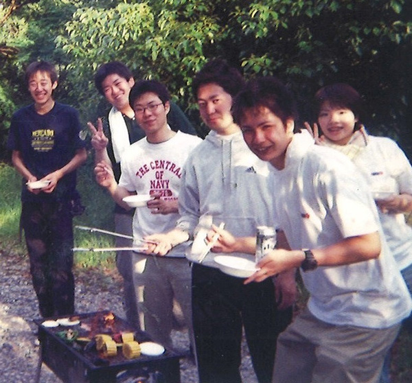 大学院研究室でBBQ 大本さん（最前）