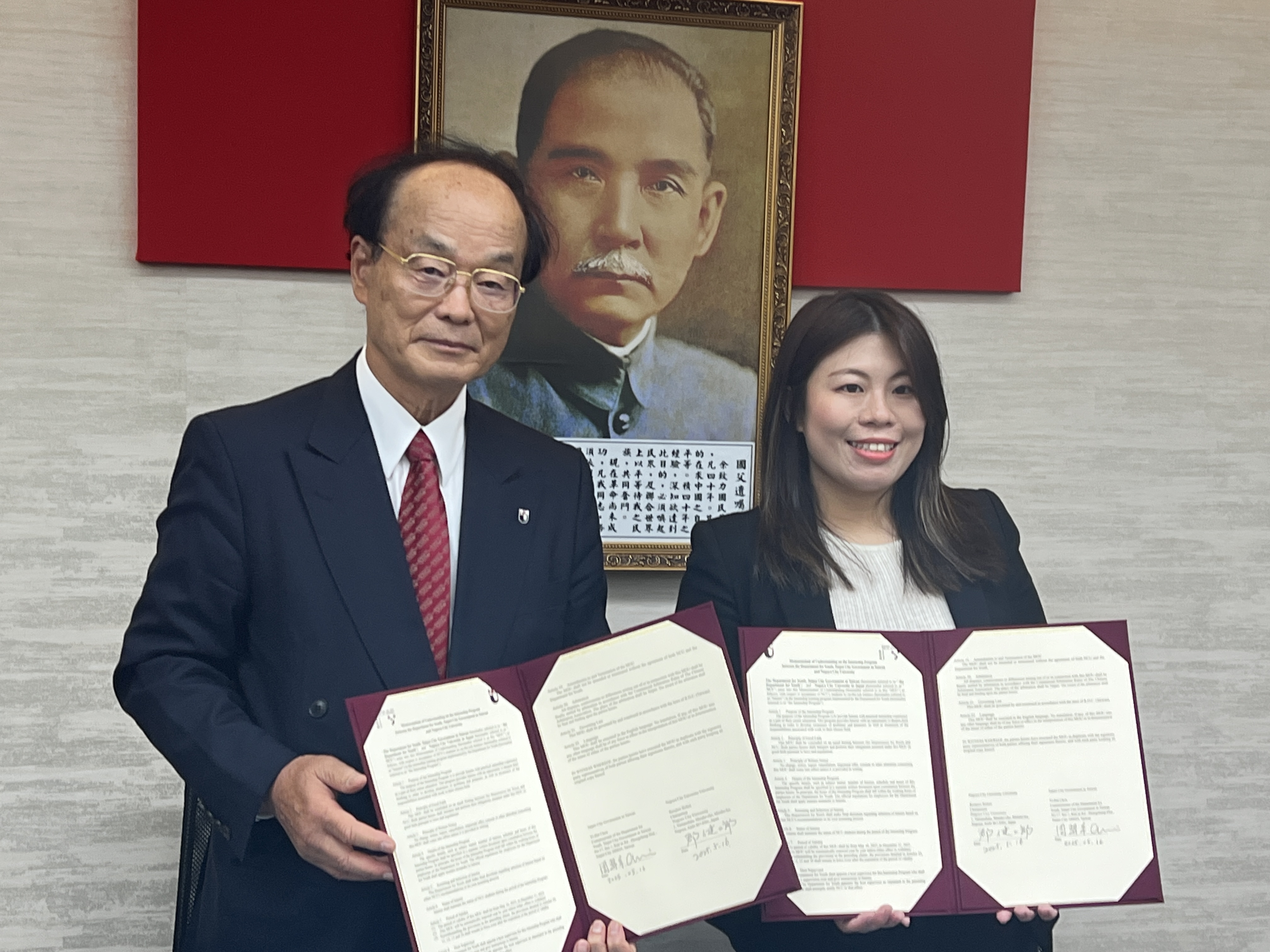 Kenjiro Kohri, Chairperson, NCU and Yi-Xi Zhou, Director, Department for Youth, Taipei City Government