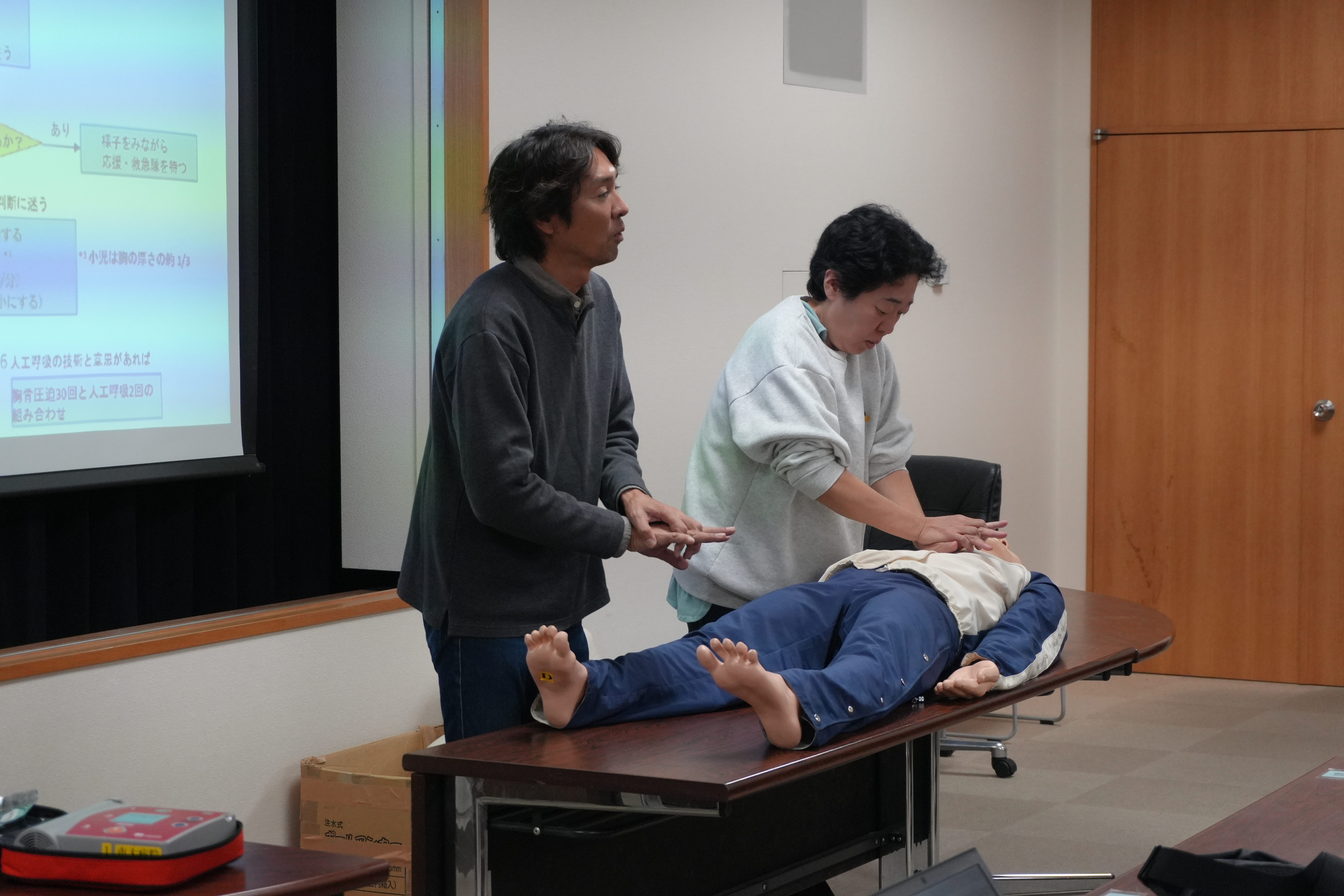 心臓マッサージ講習場面