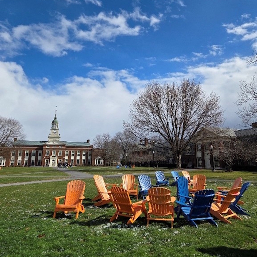 3月のバックネルは暖かく、色彩豊かな風景が広がっています。