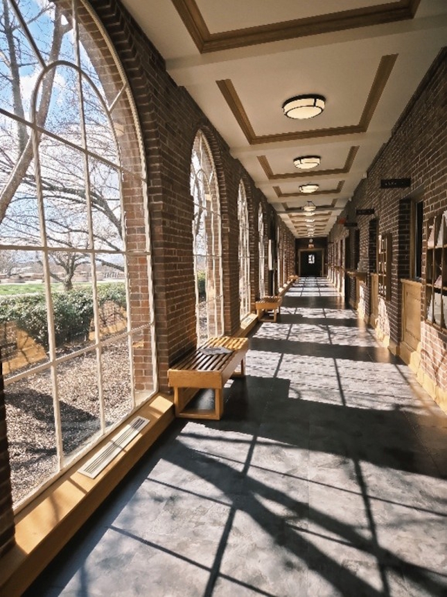 春のやわらかな日差しに包まれた校舎