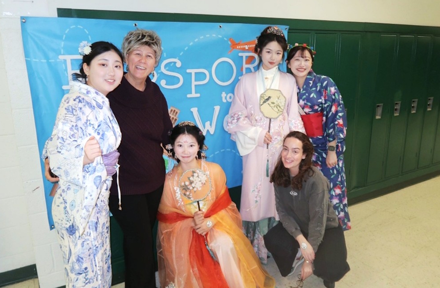 Children’s Museumでボランティア活動を行った際の写真。子どもたちに日本文化を伝える経験はとてもやりがいがあり、むしろこちらが元気をもらいました。「Asian Gala」という大規模なイベントでは、Japan Societyのメンバーとともに炭坑節を披露しました。みんな浴衣がとっても似合っていました♪