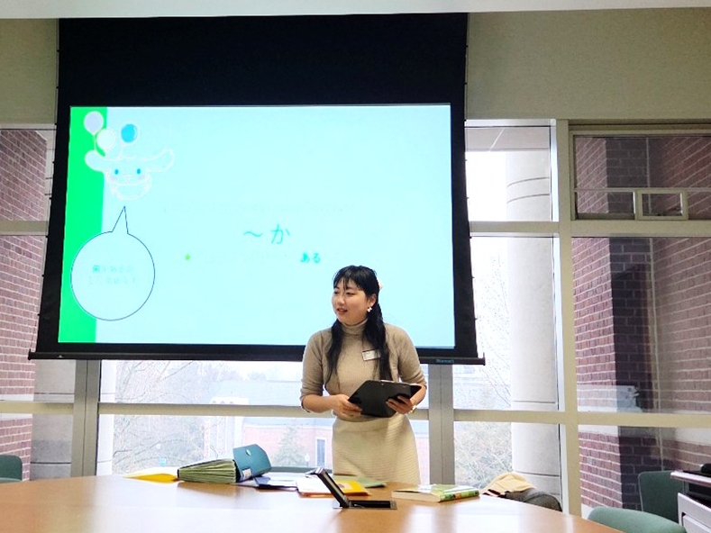 日本語2年生クラスの授業風景です。自作のスライドを用いながら、学生たちがたくさん話し、試行錯誤できる環境づくりを意識しています。何より、楽しく学べる授業を大切にしています。