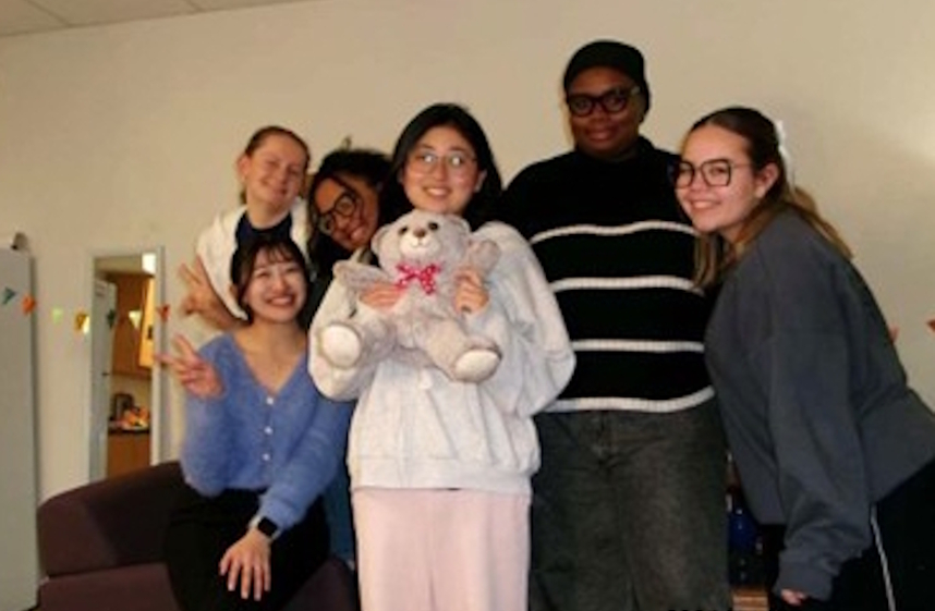 1月7日の誕生日は冬休み中で多くの人が不在でしたが、仲間たちがサプライズでお祝いをしてくれました。プレゼントやメッセージ、ケーキに囲まれ、思いがけない温かさに思わず涙がこぼれました。