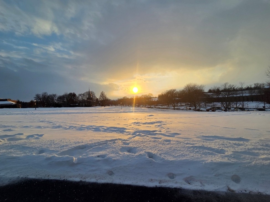 雪が積もる季節の夕暮れ時。TAハウスからオフィスまでの短い道のりでも、自然の豊かさと美しさを感じられるキャンパスです。