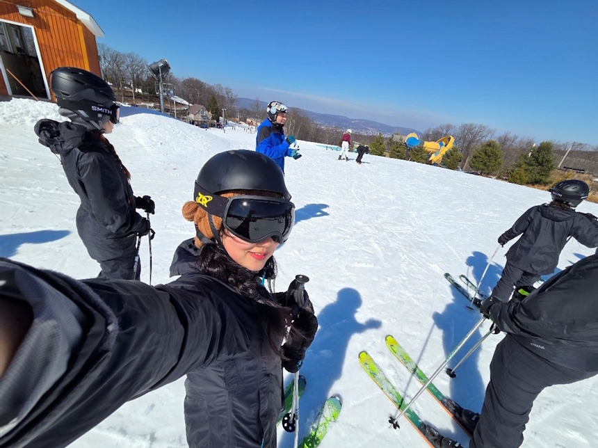 バックネルでは、道具の貸し出しを含め無料で参加できるアウトドア活動が充実しています。仲の良いTAたちとともに、人生で初めてスキーに挑戦しました。