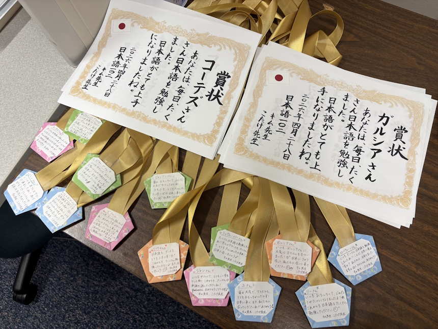 学期末には、学生の努力を称える手作りの賞状とメダルをプレゼントしました。