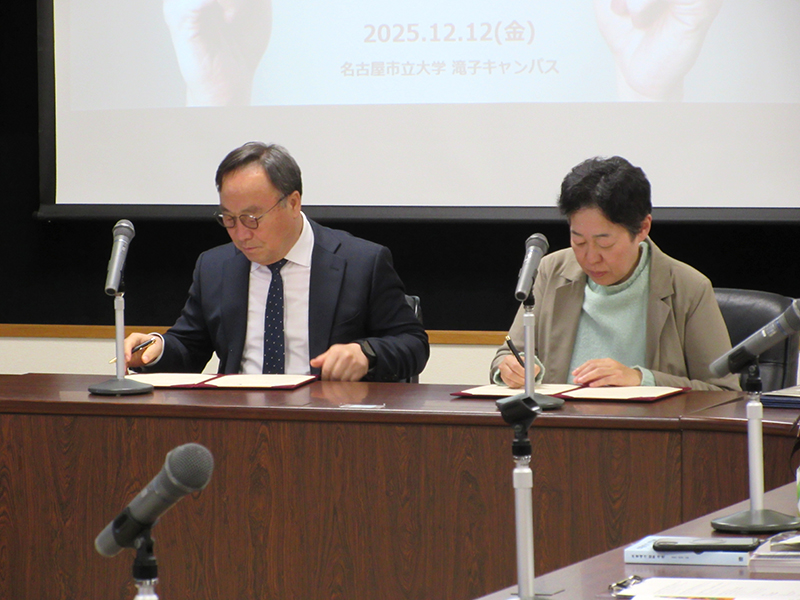 協定書にサインする両研究所所長