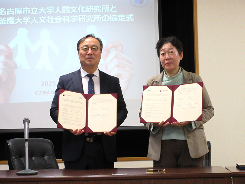 サインをした協定書と共に