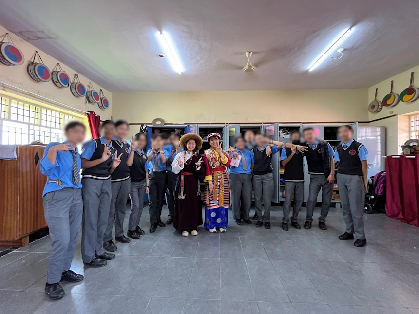 Sambhota Tibetan CVP School の生徒たちと