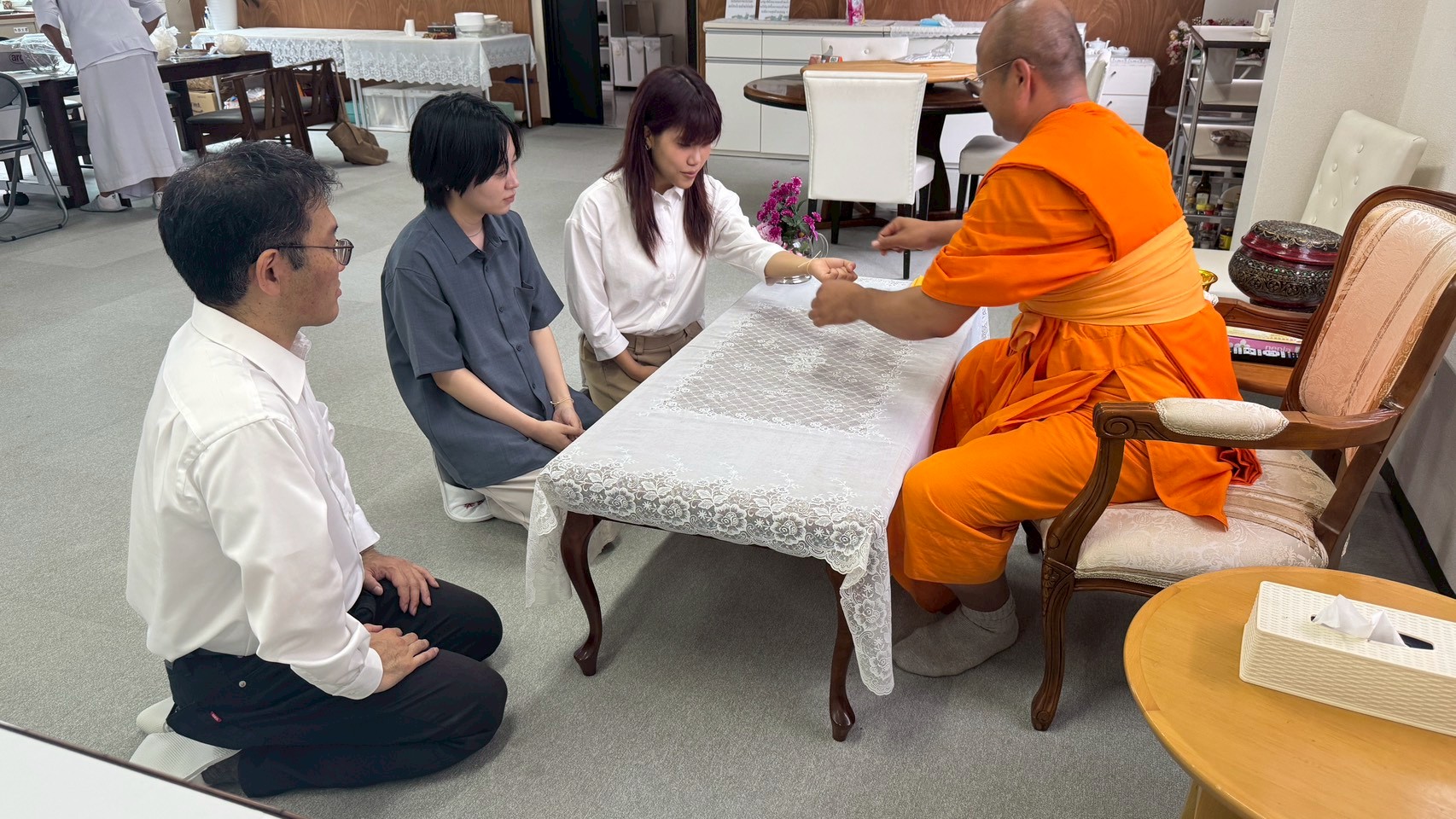 僧侶から祝福を受けている参加学生(写真左が市川准教授)