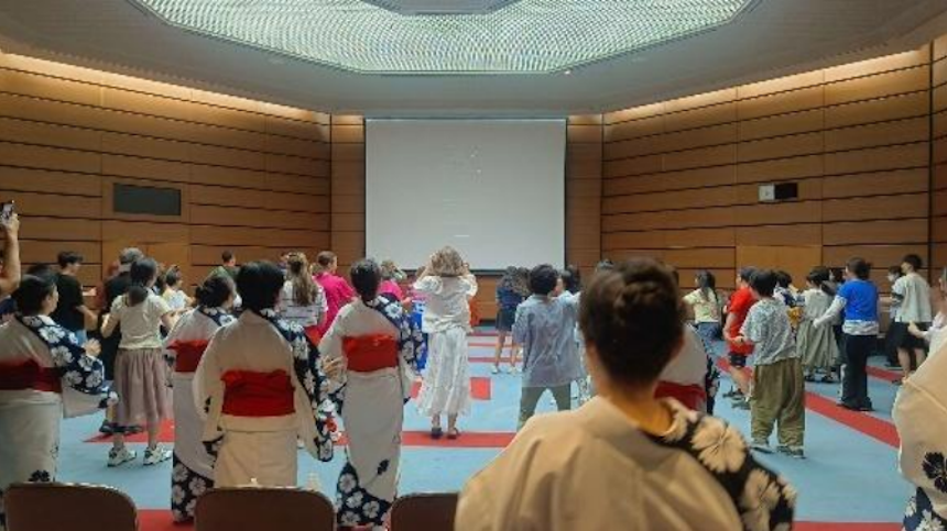 講師に合わせて盆踊りの練習