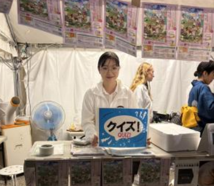 来場者に名古屋市の多文化共生に関するクイズ形式の参加型ゲームを紹介