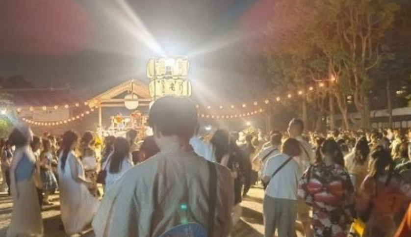 世界各国からの参加者による盆踊り