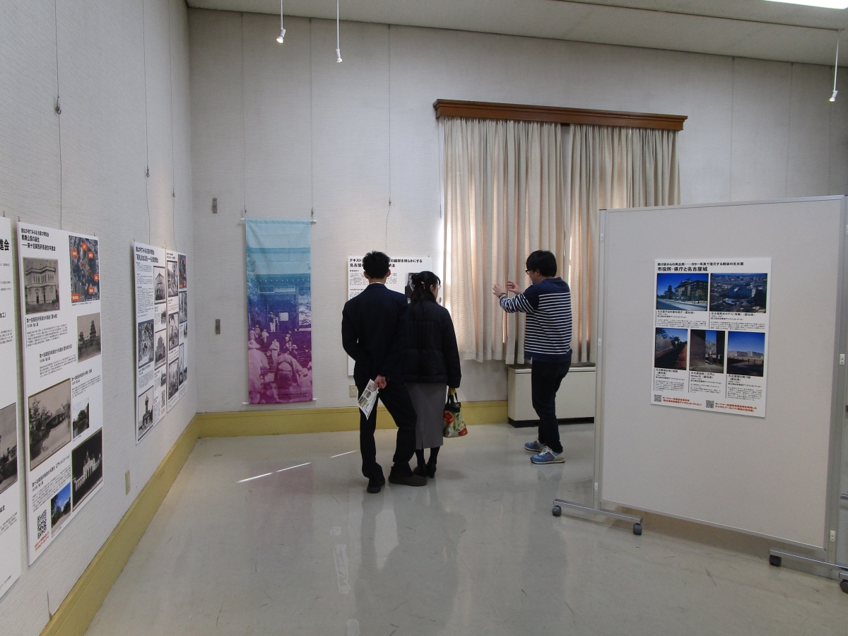 訪れた市民に展示を案内する佐藤准教授