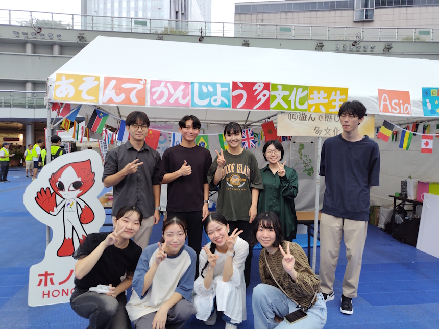 中区フェスタに出展した山本ゼミのメンバー