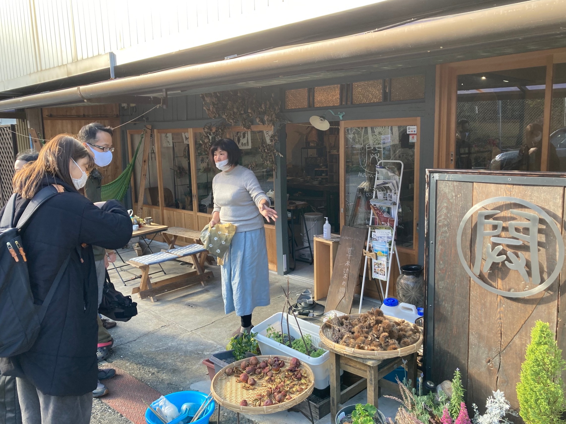 移住者の方が経営している雑貨店にて。移住のきっかけや、住民同士の関わりについて話を聞いた