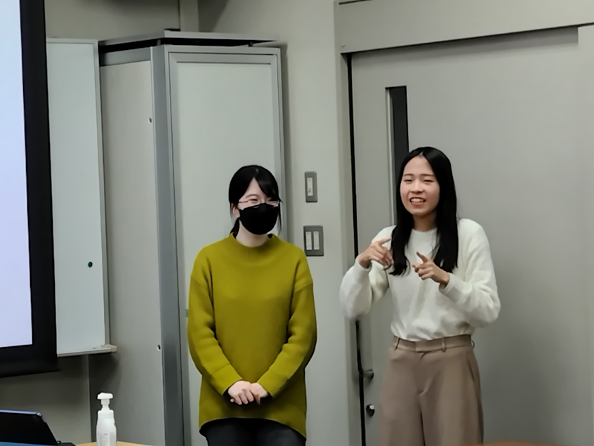 ゼミの2年生に動画作成について説明する谷さん（写真左）と石井さん
