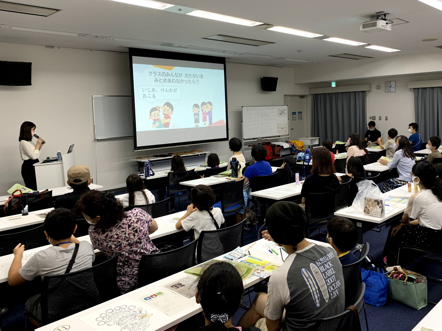 名古屋市在住の親子22組を前にセミナーで発表する大和さん（写真左）