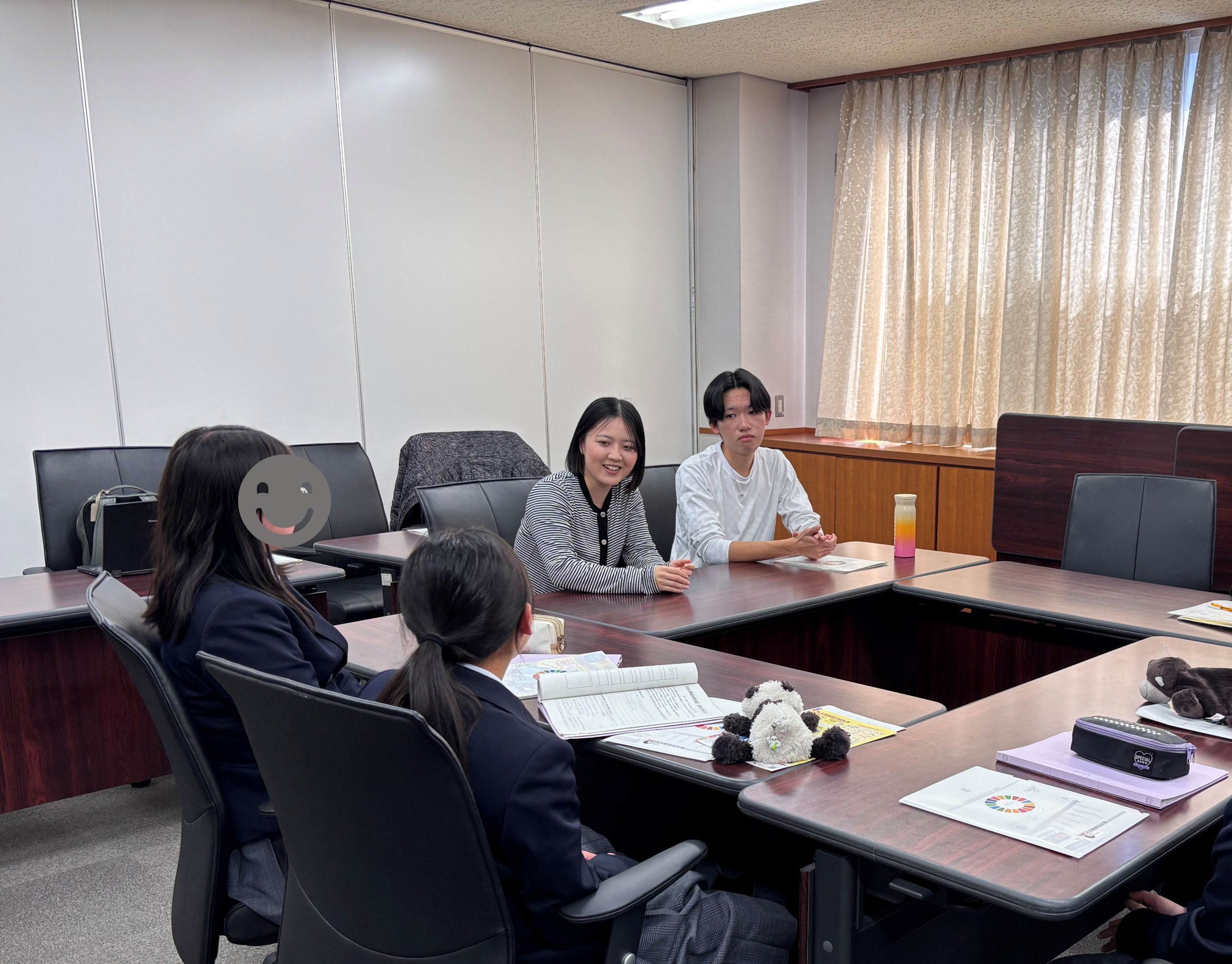 大学生と中学生の座談会の様子 (SDGsアンバサダーの学生)