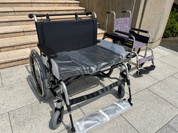 【左：超特大車椅子（寄贈品）　右：普通車椅子（参考）】