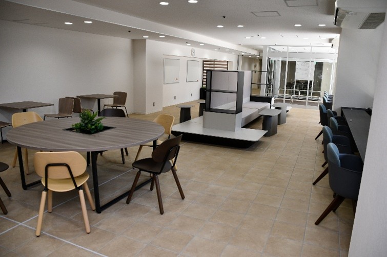 喫茶店をイメージし、学生同士の交流を生み出す学生ラウンジ