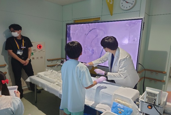 実際に医療機器を操作しながら、心臓治療に関する知識を深めました。