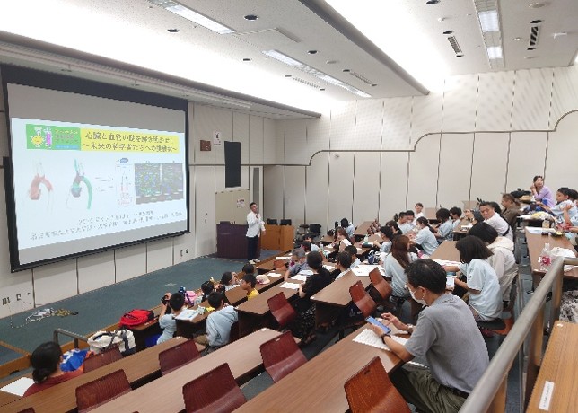 昼食を取りながら、 研究者や医学生との交流を深めました。