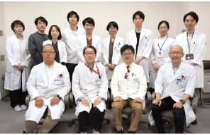 飯田真介教授（前列右から2番目）と研究室メンバーの皆さん
