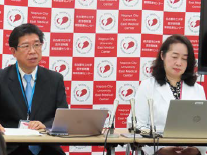 左から林病院長、野崎教授