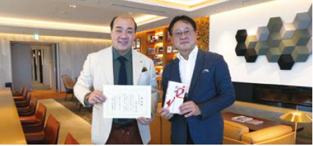 西村誠司さんの渋谷のオフィスに表彰状をお届けした際の様子