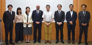 集合写真 左から3、4番目は、Wang准教授、Grahamセンター長