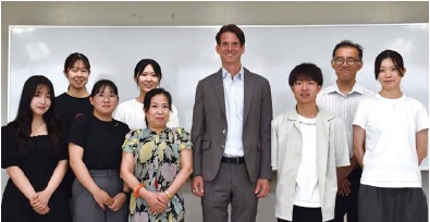 パデュー領事（中央）、毛利教授（前列左から3番目）、 山田教授（後列1番右）と参加学生たち