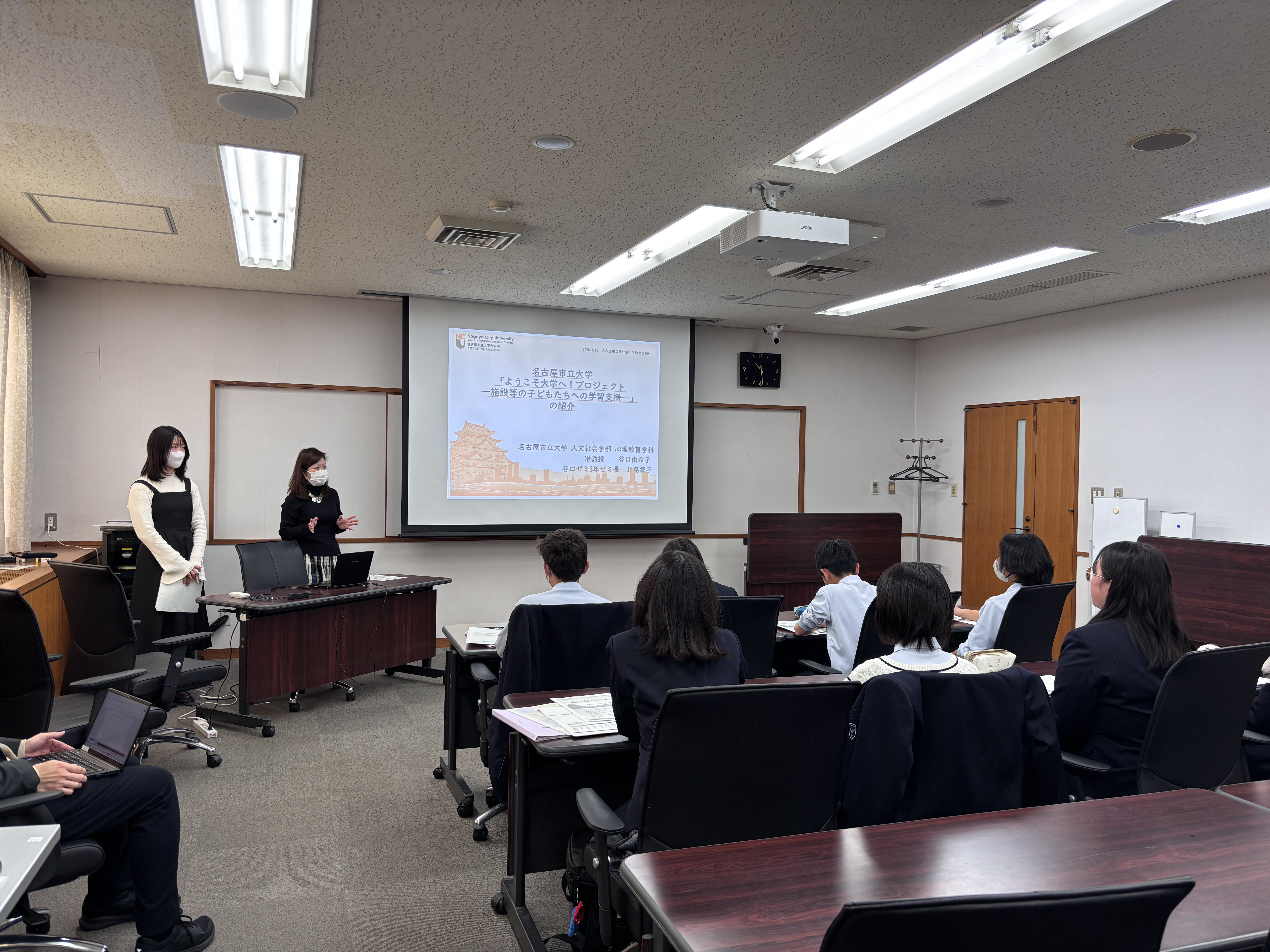 活動紹介の様子 (人間文化研究科谷口先生とゼミ生)