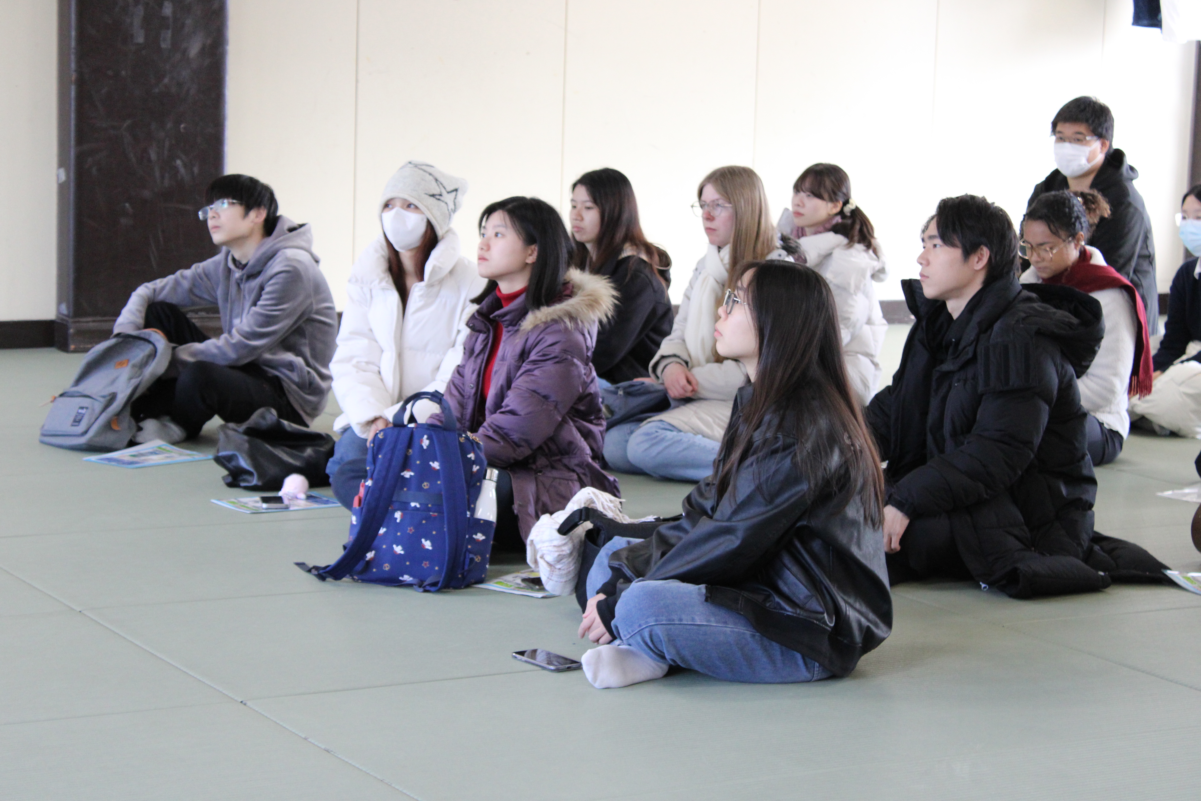 熱心に講話を聞く留学生たち