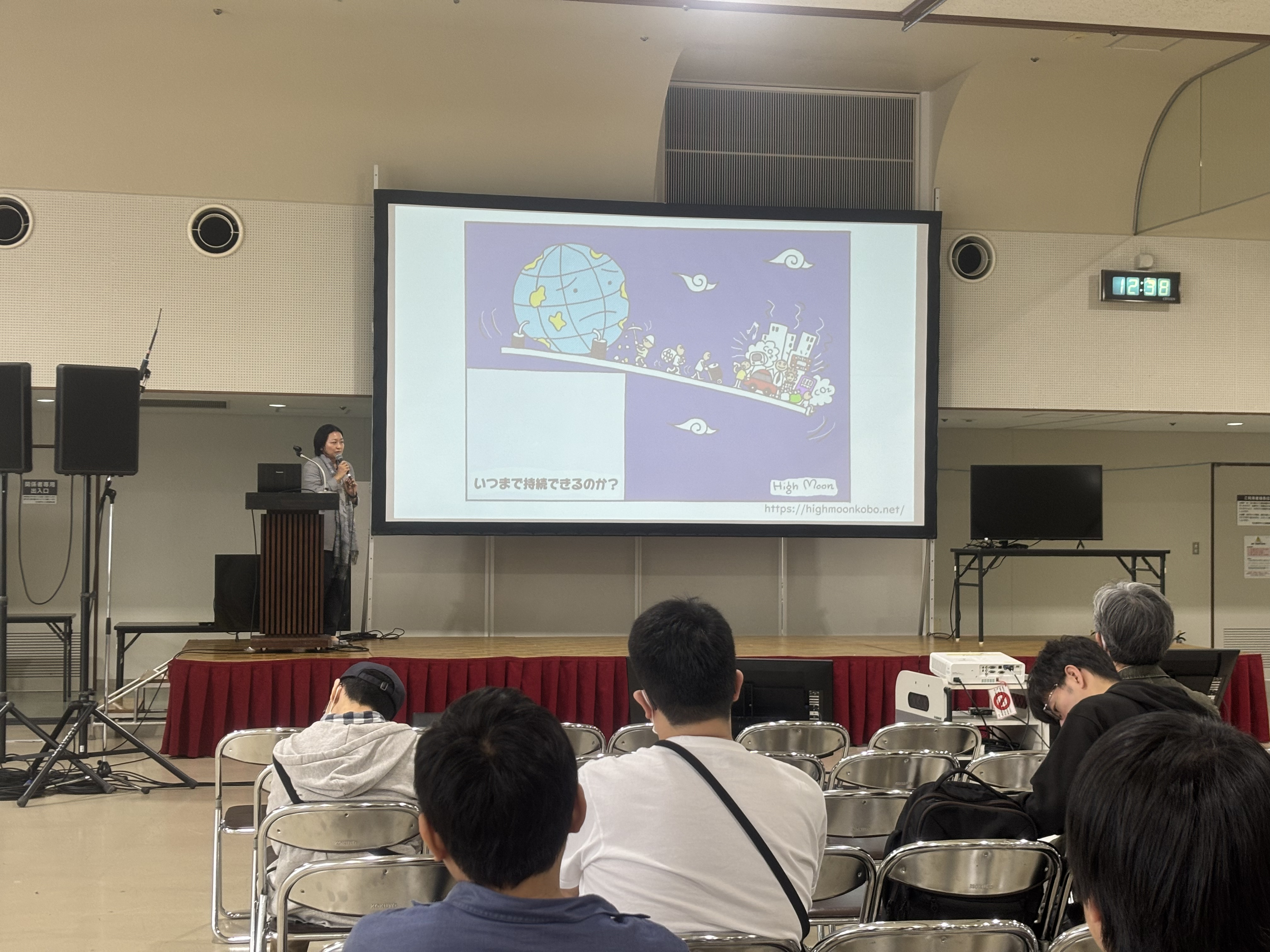 ステージの様子（人間文化研究科 曽我准教授）