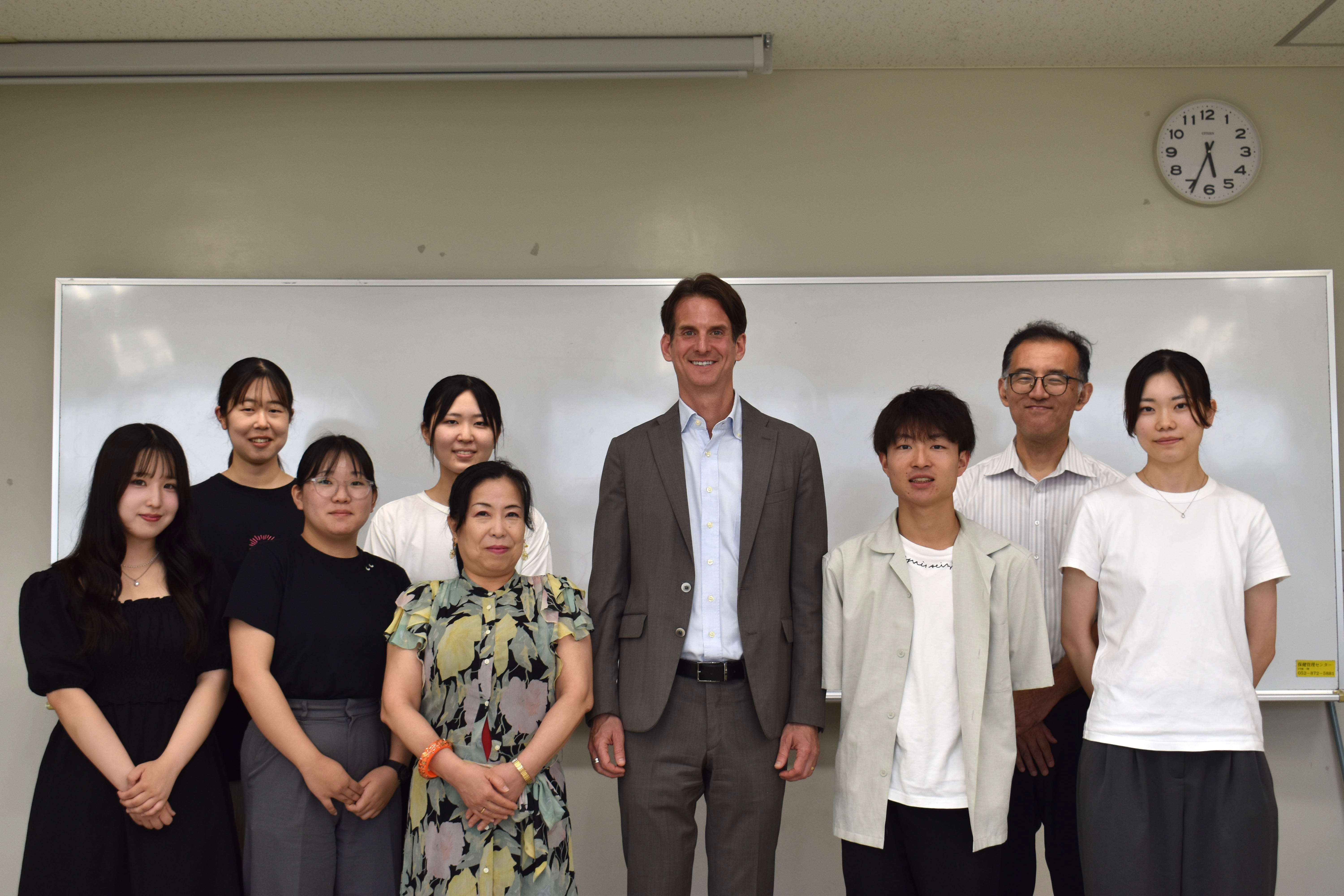 パデュー領事、毛利教授、山田教授と参加学生達