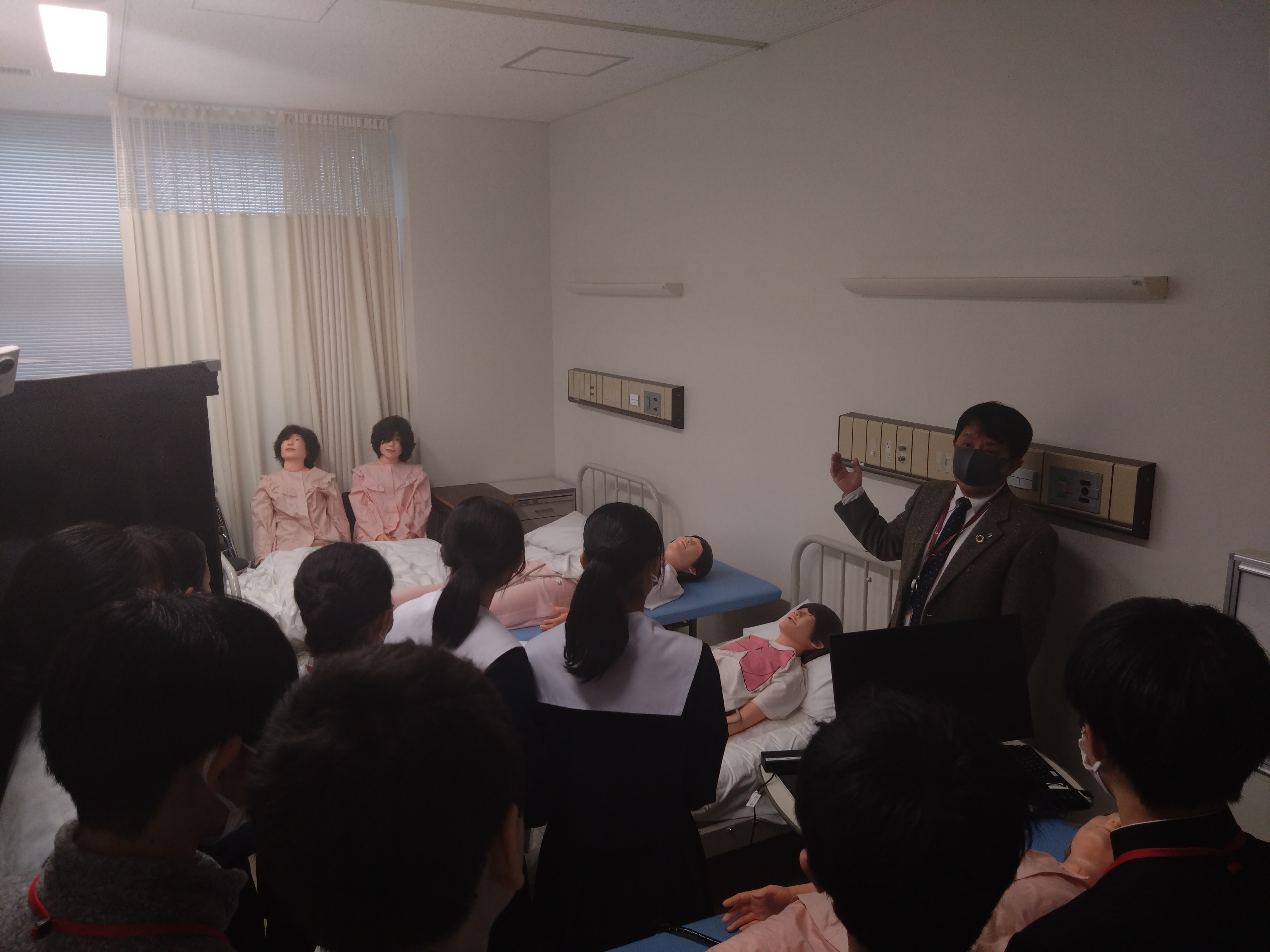 菊井中学校の訪問の様子(模擬病棟での説明)