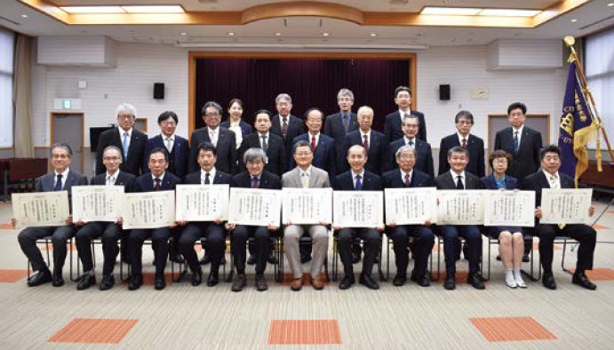 授与者たち