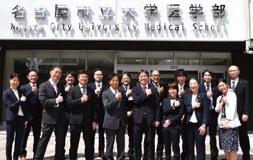 名東キャンパス開設記念式典での教員集合写真