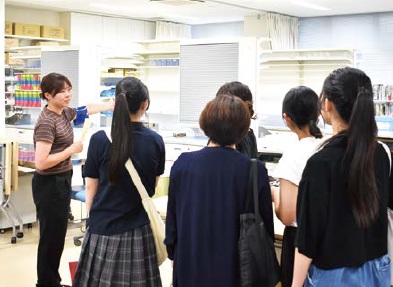 薬学部オープンキャンパスでのキャンパスツアーの様子
