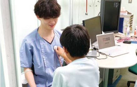聴診器による心音聴取の様子