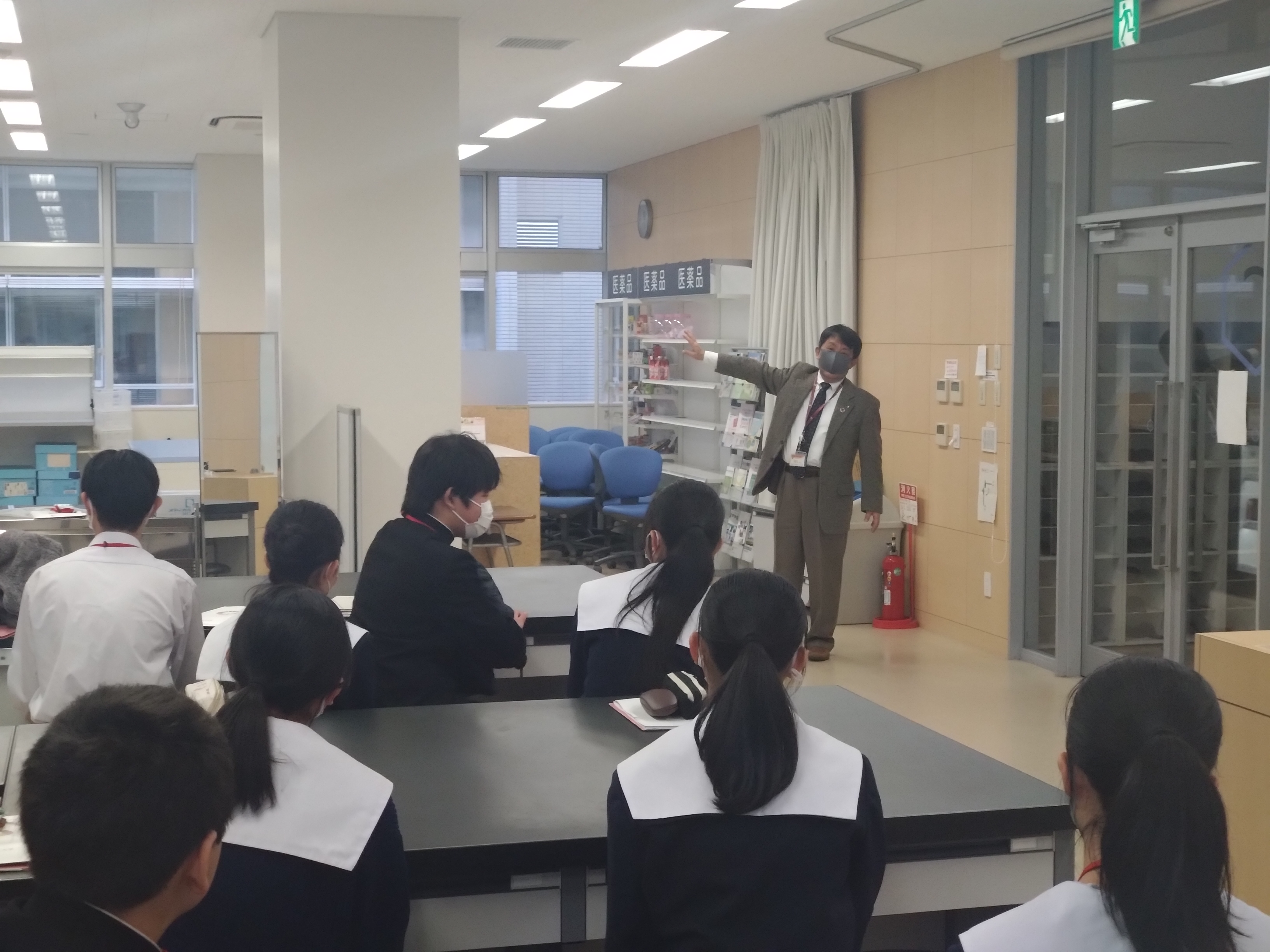 菊井中学校の訪問の様子(模擬薬局の説明)