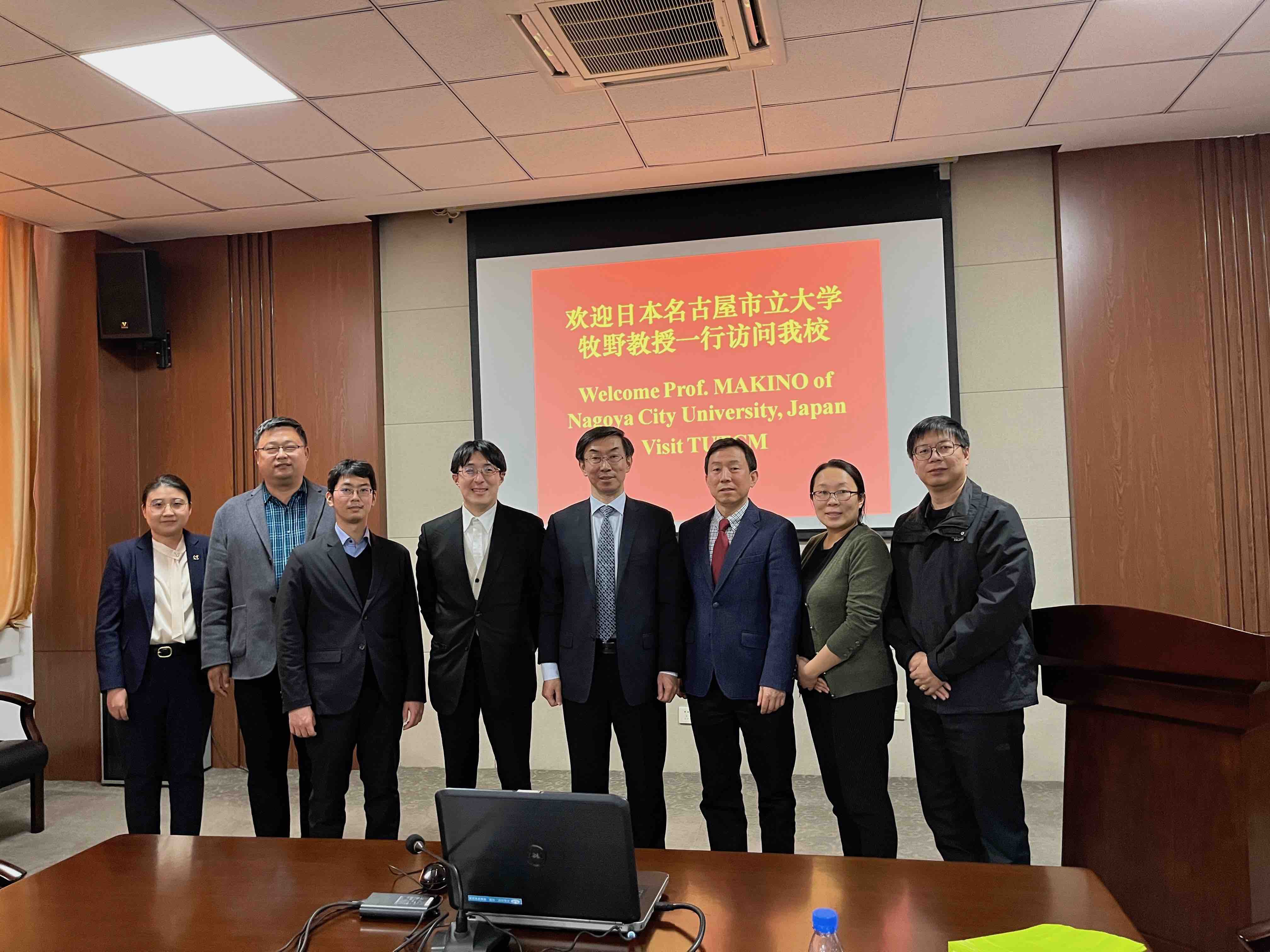 Group photo in Tianjing University of traditional Chinese medicine